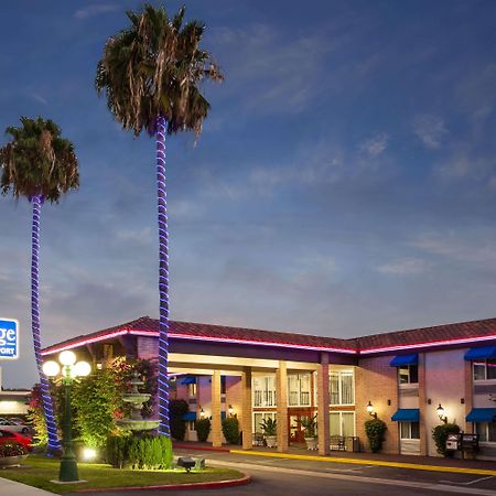 Travelodge By Wyndham Orange County Airport/ Коста Меса Екстериор снимка