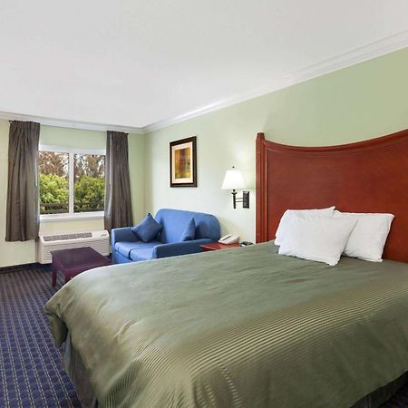 Travelodge By Wyndham Orange County Airport/ Коста Меса Екстериор снимка