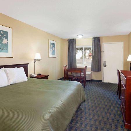 Travelodge By Wyndham Orange County Airport/ Коста Меса Екстериор снимка