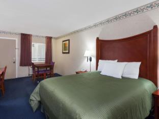 Travelodge By Wyndham Orange County Airport/ Коста Меса Стая снимка