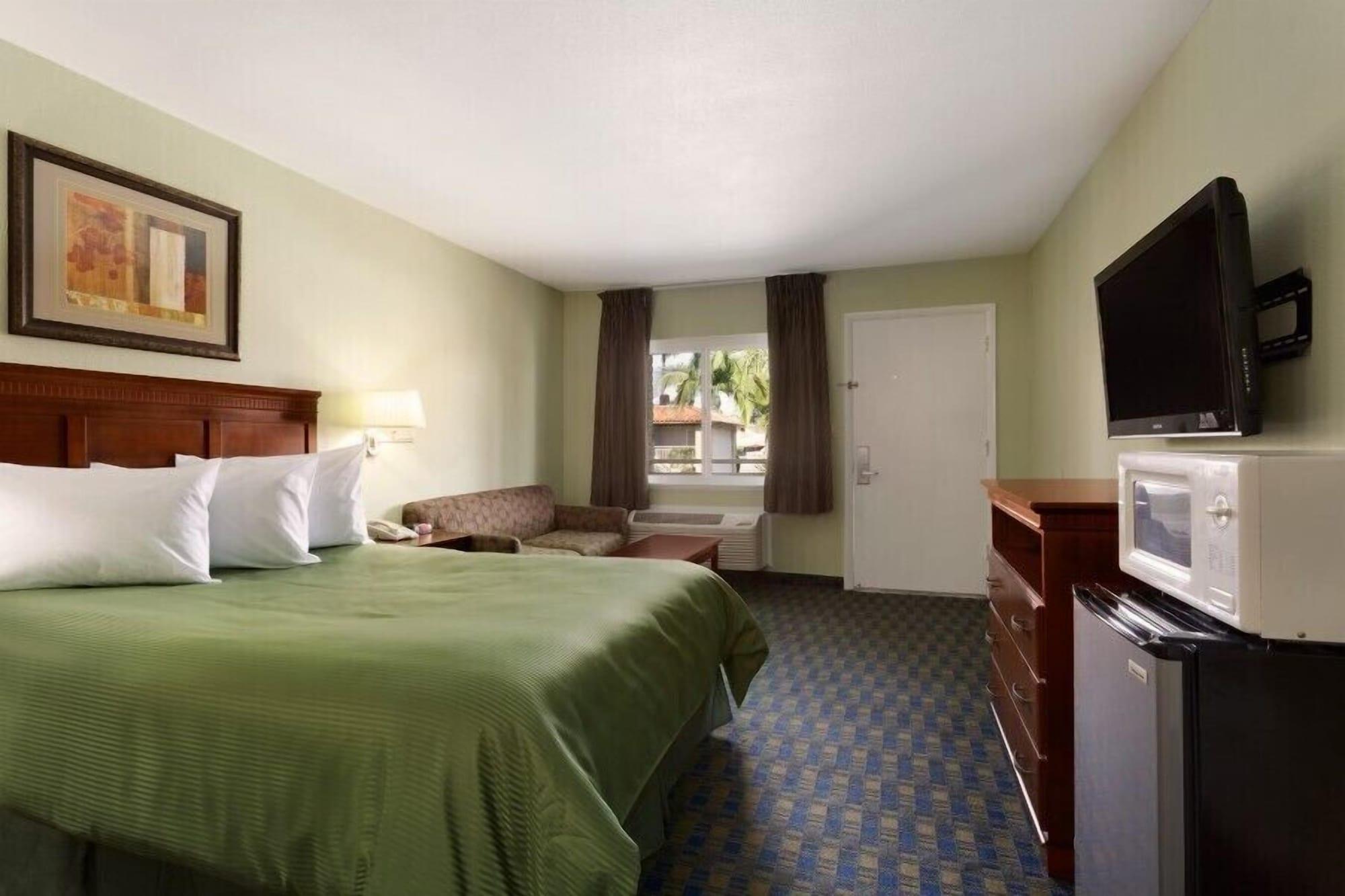 Travelodge By Wyndham Orange County Airport/ Коста Меса Екстериор снимка