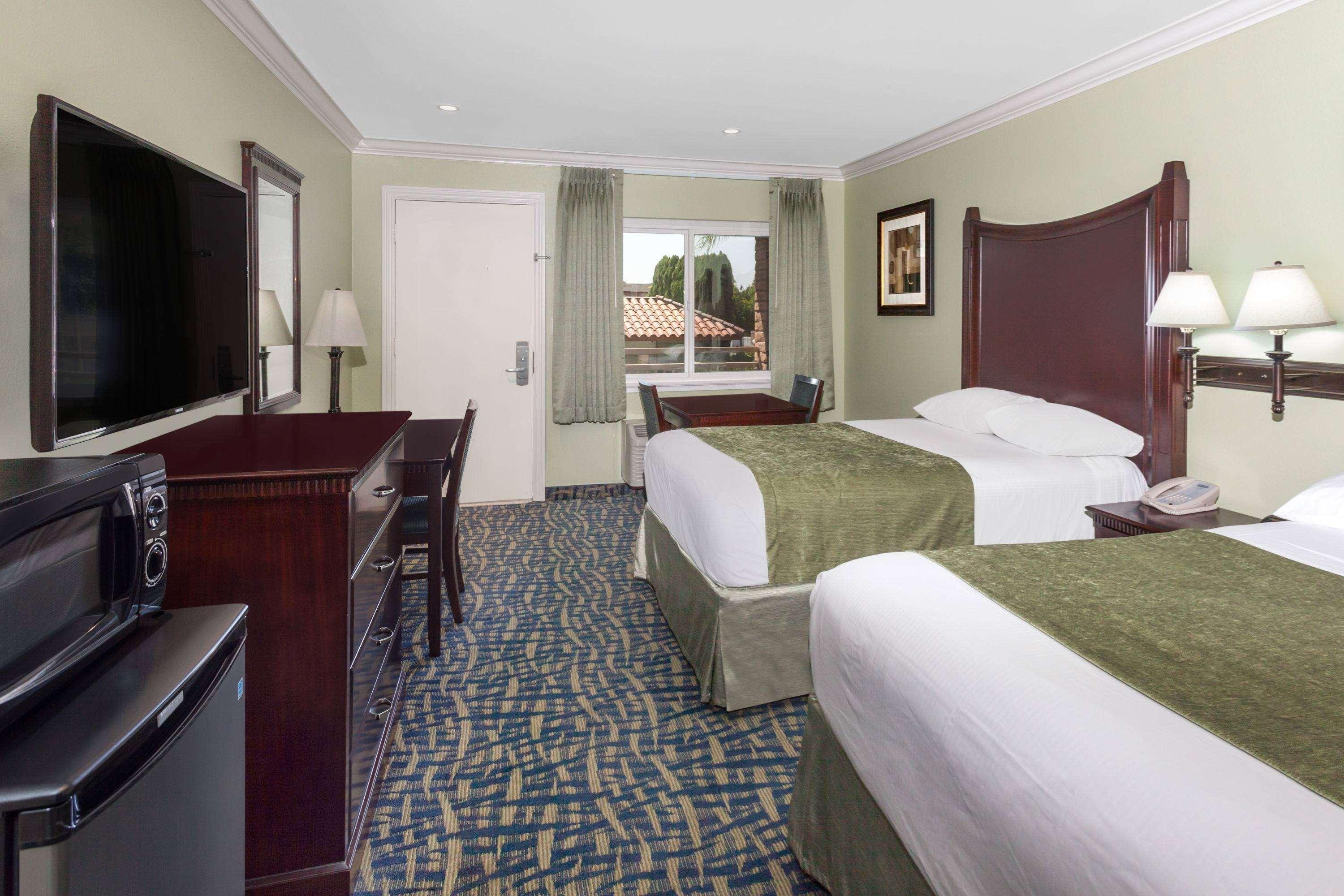 Travelodge By Wyndham Orange County Airport/ Коста Меса Екстериор снимка