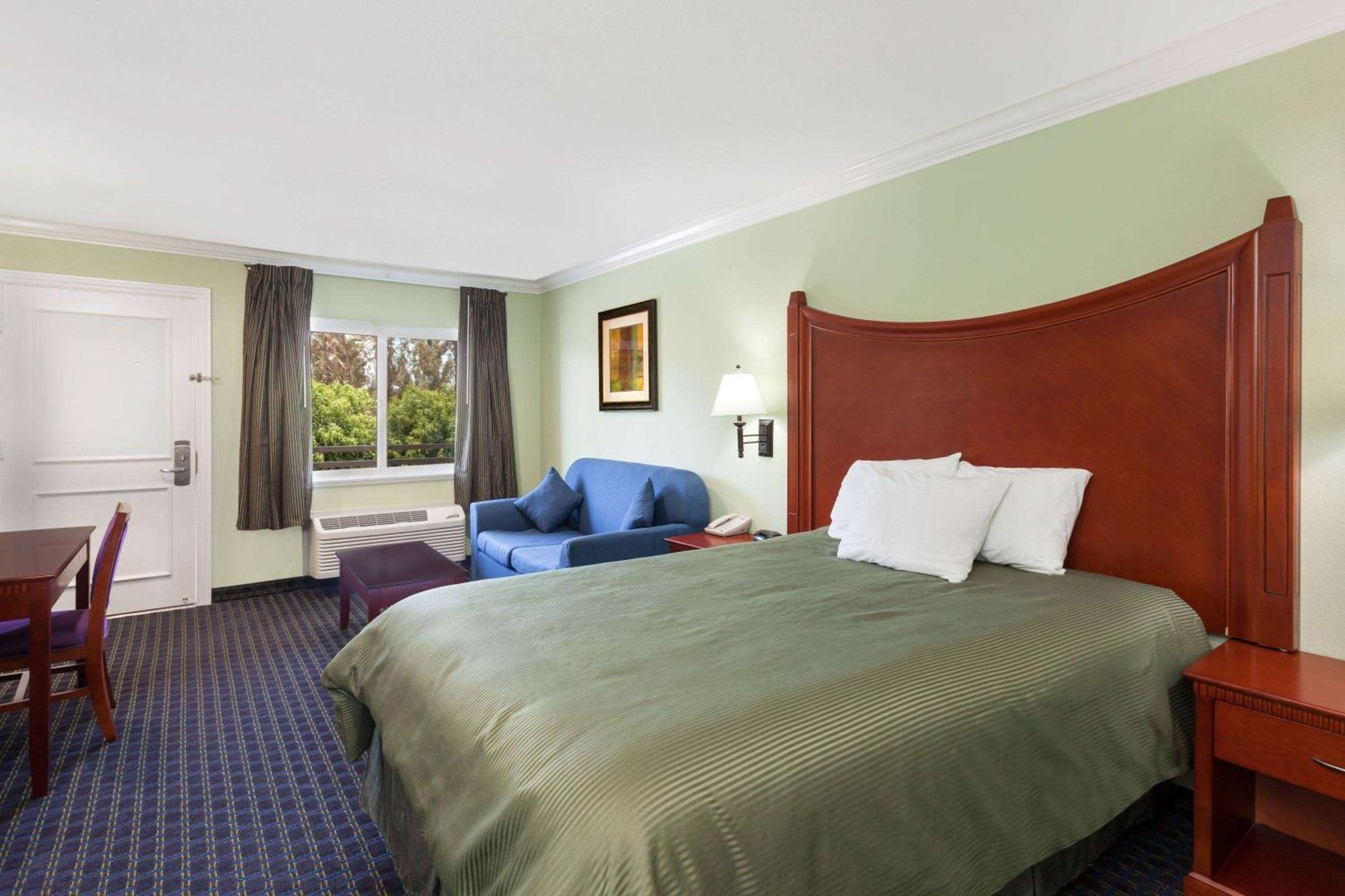 Travelodge By Wyndham Orange County Airport/ Коста Меса Екстериор снимка