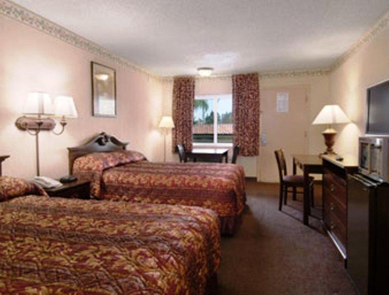 Travelodge By Wyndham Orange County Airport/ Коста Меса Екстериор снимка