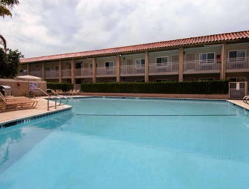 Travelodge By Wyndham Orange County Airport/ Коста Меса Екстериор снимка