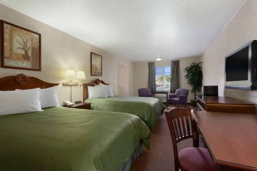 Travelodge By Wyndham Orange County Airport/ Коста Меса Екстериор снимка